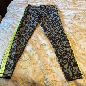 Victoria sport leggings knockout new leopard neon green